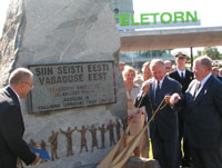President Arnold Rüütel avas mälestuskivi teletorni kaitsjatele