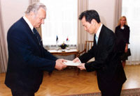 Korea Vabariigi suursaadik Park Heung-shin andmas üle volikirju president Arnold Rüütlile