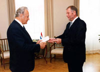 Hollandi Kuningriigi suursaadik Hans Glaubitz andmas üle volikirja president Arnold Rüütlile