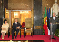 Riigivisiit Portugali Vabariiki 27.11.-01.12.2005. President Arnold Rüütel ja pr Ingrid Rüütel kohtusid Porto raekojas linnapea Rui Rio'ga