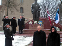 State Visit to the Republic of Latvia 6.-9.12.2005. President Arnold Rüütel together with the Latvian Head of State Vaira Vike-Freiberga laid a wreath at the monument to the first president of the Republic of Latvia Janis Cakste.