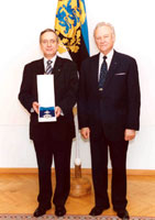 President Rüütel andis Türgi Vabariigi suursaadikule Ömer Altug'ile  Maarjamaa Risti I klassi ordeni.