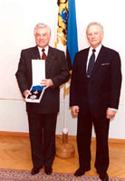 President Rüütel andis Ukraina suursaadikule Mykola Makarevych'ile  Maarjamaa Risti I klassi ordeni.