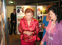 Riigivisiit Läti Vabariiki 6.-9.12.2005. Proua Ingrid Rüütel avas Riia linnavalitsuses seto näituse.