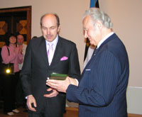 Jõgeva County Governor Aivar Kokk handed over to President Rüütel the highest award of Jõgeva County - the Order of Jõgevamaa Coat of Arms.