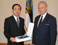 President Arnold Rüütel tänas Hiina Rahvavabariigi suursaadik Jiuyin Hong'i.