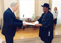 President Arnold Rüütel võttis vastu Nigeeria Liitvabariigi suursaadiku Ignatius Hekaire Ajuru, kes esitas oma volikirja.
