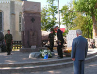 President Rüütel asetas pärja Vabadussõjas langenute mälestusmärgi jalamile Nissil.