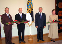 President Arnold Rüütel autasustas hariduspreemia laureaate. Paremalt: Helgi Uudelepp, president Arnold Rüütel, Mart Kuurme, Rein Grünbach.